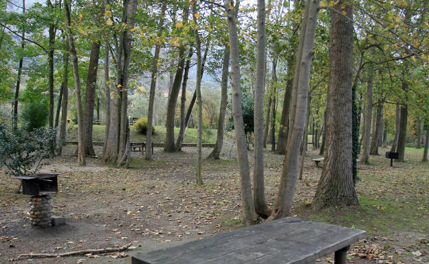 La Brañona, Peñamellera Baja. Este área recreativa se encuentra en la localidad de Panes, en los márgenes del río Deva. Muy cercana a la sierra del Cuera, esta zona dispone de un kilómetro y medio asfaltado para pasear en la naturaleza, es una vega muy soleada con el campo de fútbol municipal dentro de sus instalaciones. Además, cuenta entre sus servicios con fuentes, barbacoas, mesas, aparcamiento y parque infantil.