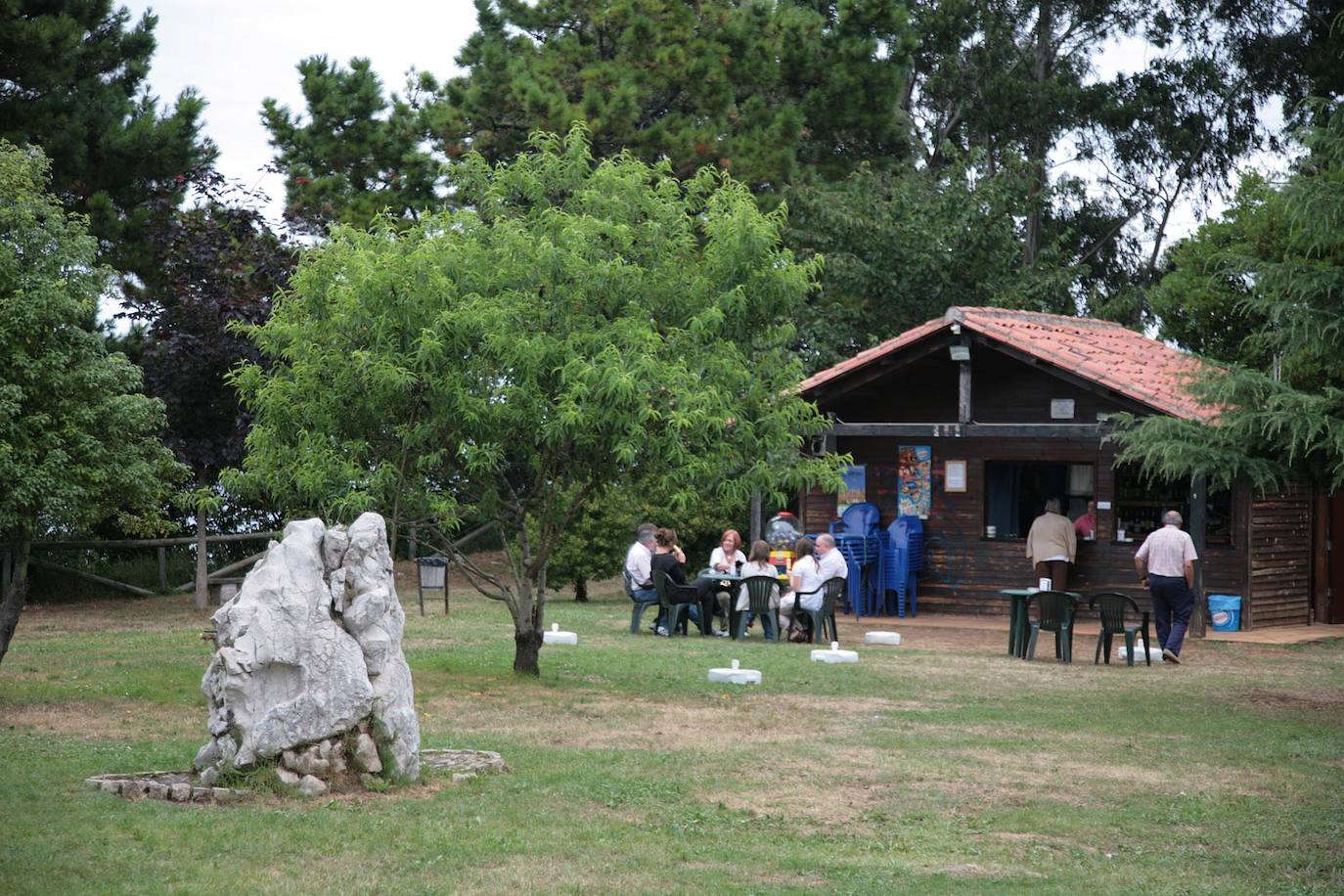 La Moría, Ardines (Ribadesella). Este recinto, situado a apenas un kilómetro de Ribadesella, dispone de bar y ofrece unas maravillosas vistas. En plena naturaleza, quienes lo visitan aseguran que es el lugar ideal para caminar, disfrutar de un picnic o tomar el sol. Este área recreativa ofrece tres miradores con espectaculares vistas de la costa riosellana y del río Sella.