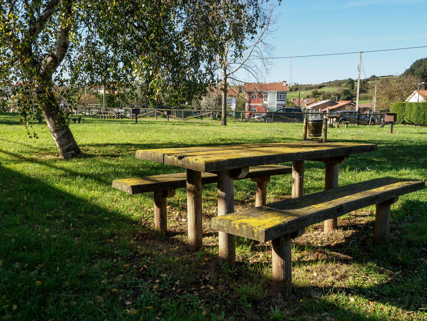 Embalse de Trasona, Avilés. Este entorno está rodeado por dos áreas recreativas: la de los Gavitos, cercana al conocido Centro de Alto Rendimiento de Trasona; y la de Overo, a poca distancia del Palacio de Peñalver. Aunque el baño está prohibido en el embalse, las áreas disponen de todo lo necesario. Tienen mesas, barbacoas, parques infantiles, fuentes y aparcamientos accesibles.