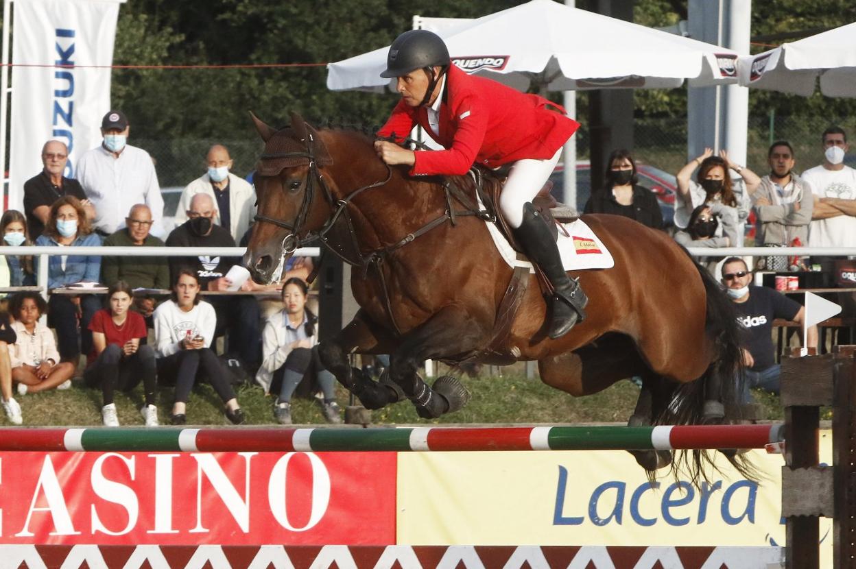 El asturiano Leonardo Medal durante la disputa de una prueba en la vigente edición del Gijón Horse Jumping. 