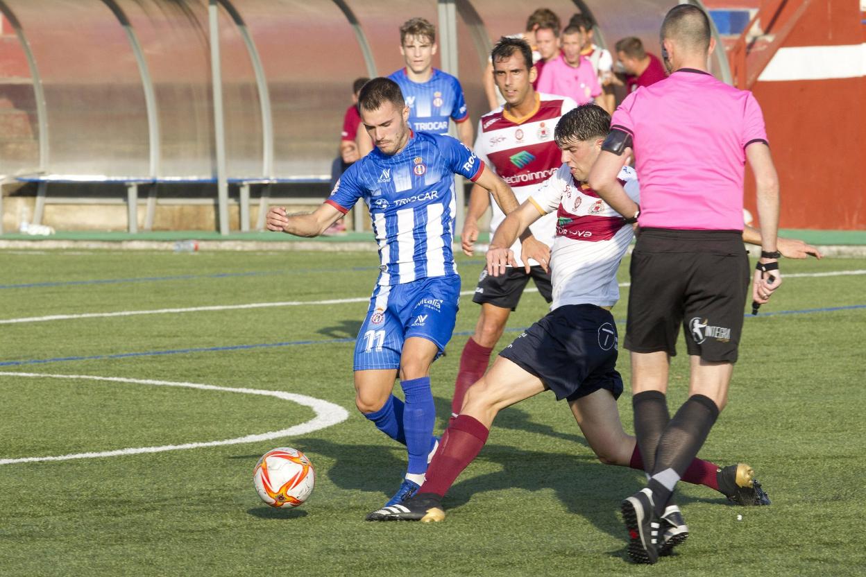 José Hualde, presionado por un rival en una acción.