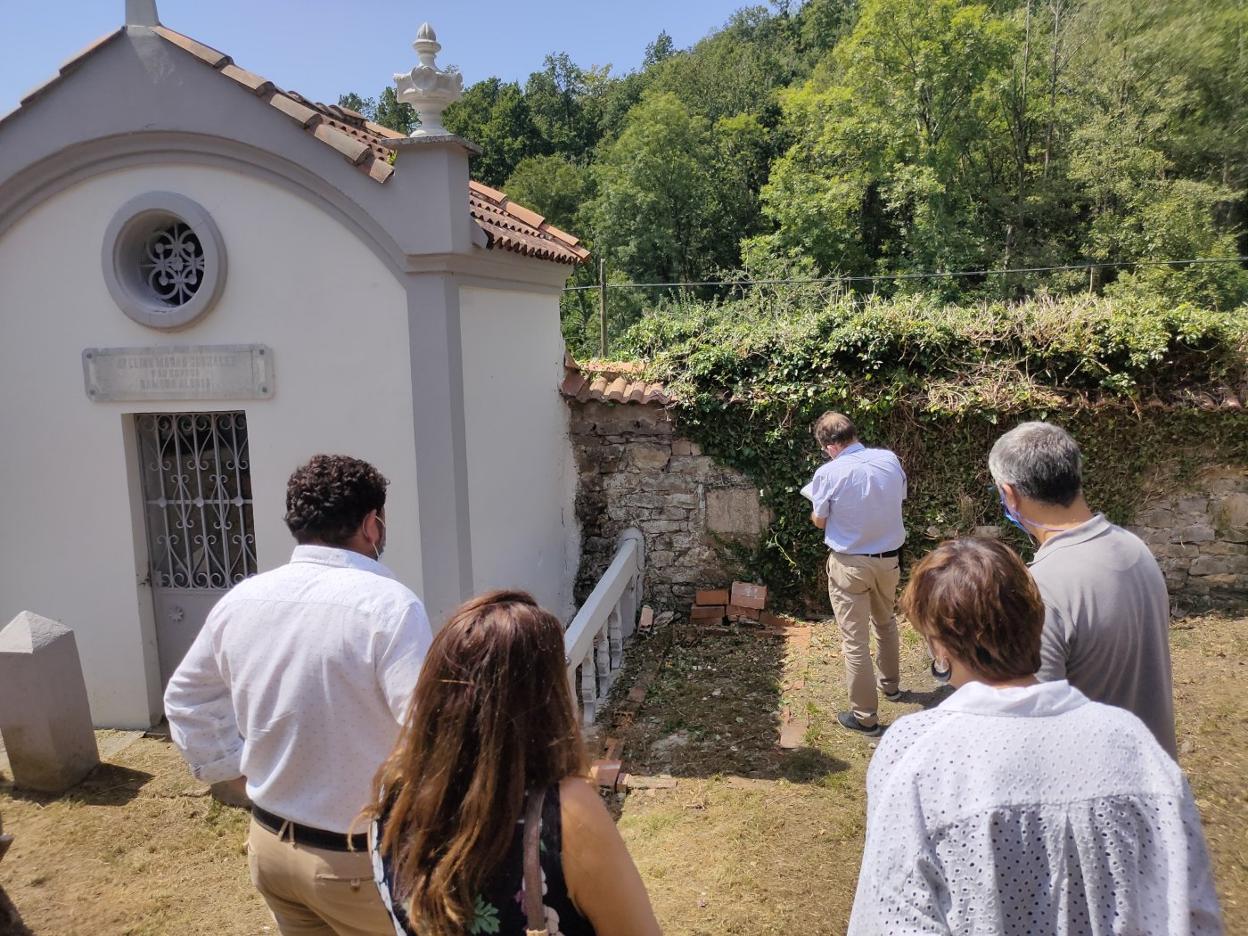 Visita al cementerio de El Condao, en Laviana. 