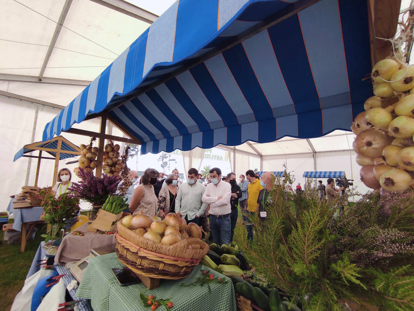 Imágenes de la feria ganadera y el mercado de productos de la huerta de Llanera