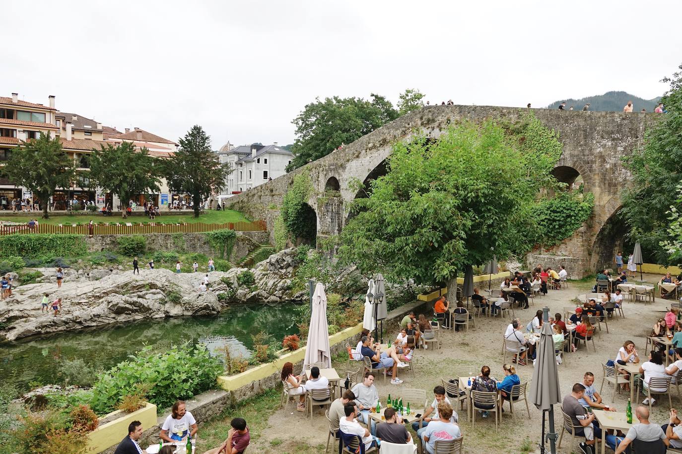 El sector turístico cuelga el cartel de completo en casi 95.000 plazas y con tarifas de hasta 370 euros por día en las escasas opciones de alojamiento. 