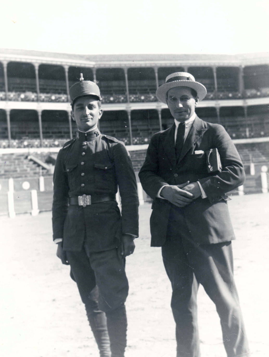 "Dos primos. Año 1925. José Suárez Santos (sastre), muerto en la batalla del Ebro en 1937". [A la derecha el propio fotógrafo, Constantino Suárez. Plaza de toros de El Bibio, Gijón]