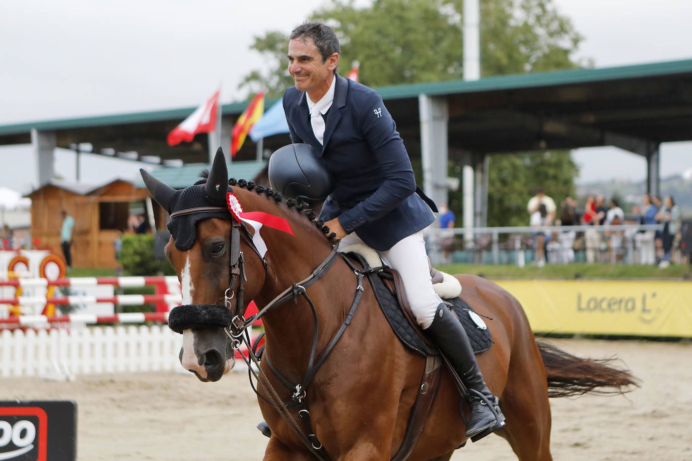 El vitoriano continúa intratable con los triunfos en la prueba grande y en la mediana. Iván Serrano venció en caballos jóvenes.