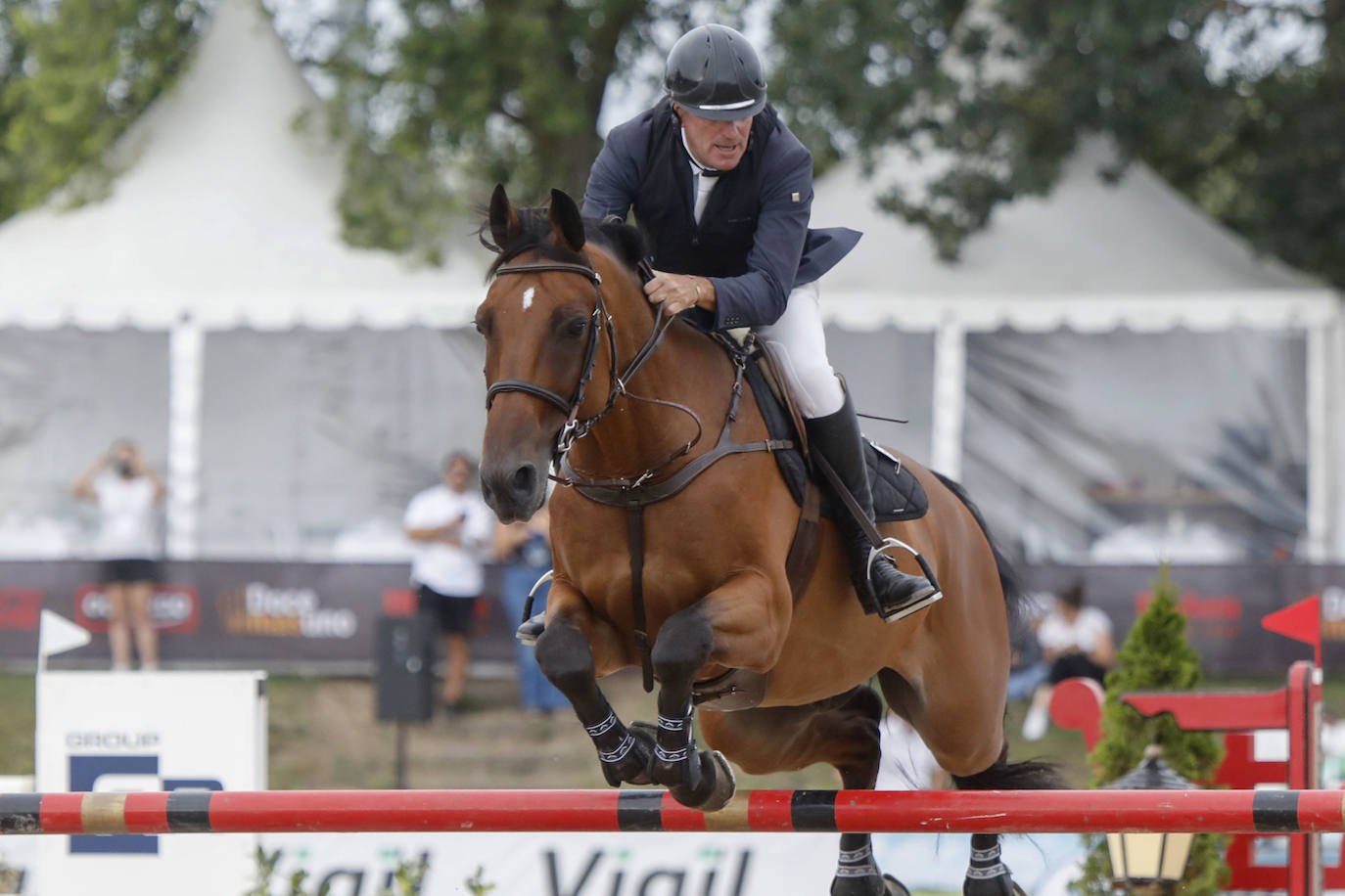 El vitoriano continúa intratable con los triunfos en la prueba grande y en la mediana. Iván Serrano venció en caballos jóvenes.