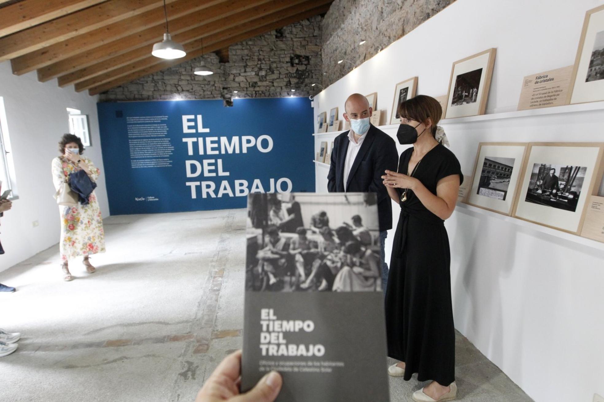 Miguel Barrero junto a Nuria Vila, historiadora de la Ciudadela de Capua, presentan la exposición. 