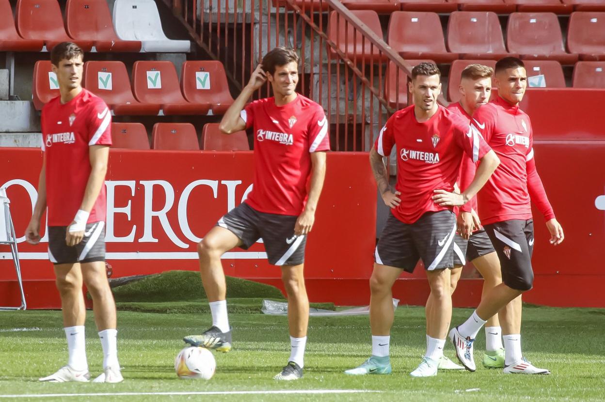 En el entrenamiento de ayer, desde la izquierda, Pablo Pérez, Valiente, Álvaro, Bogdan y Djurdjevic. 