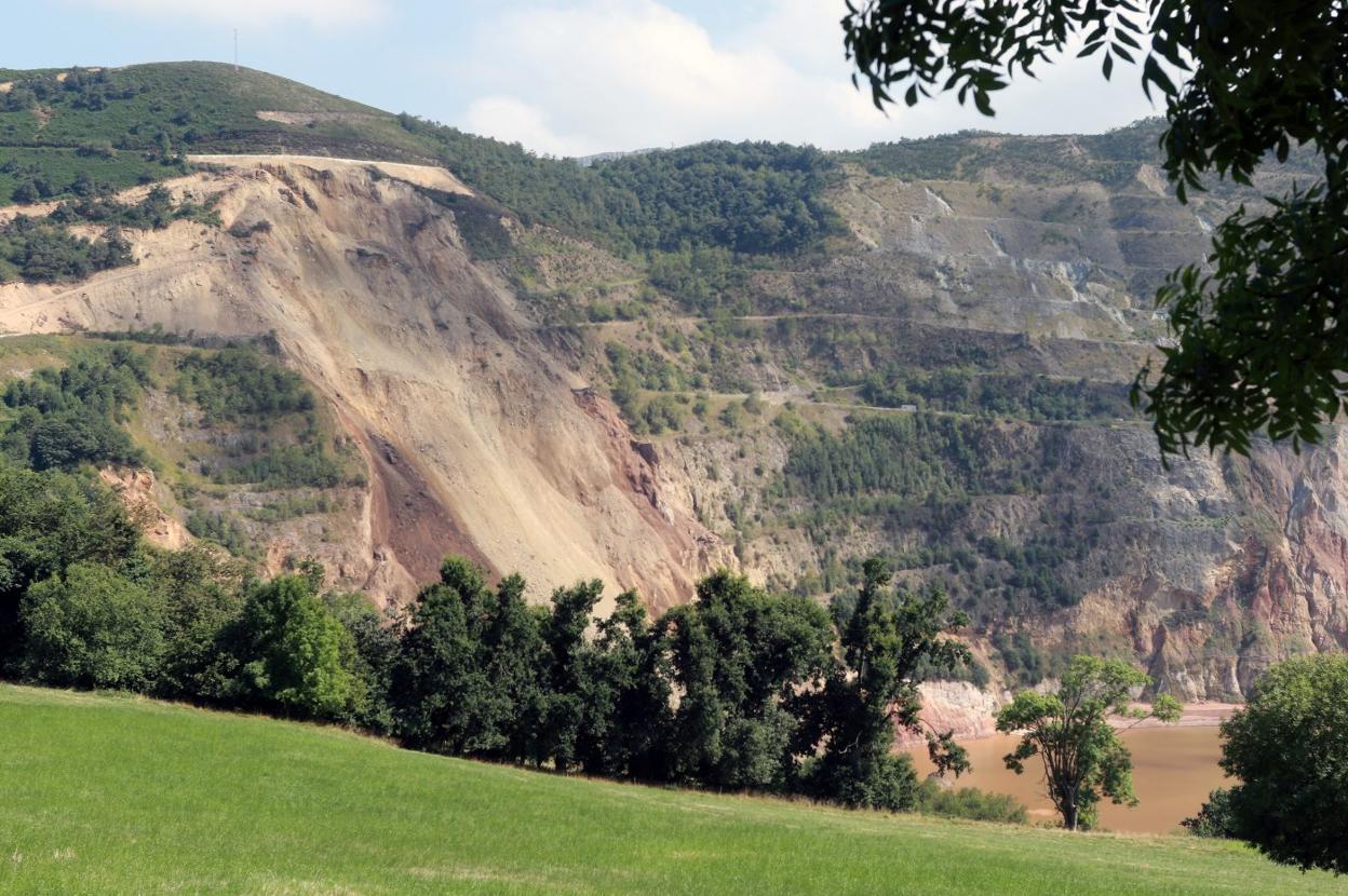 Argayo que provocó, en la madrugada del jueves, la caída de material a la balsa de la mina de oro de Boinás, en Belmonte de Miranda. 