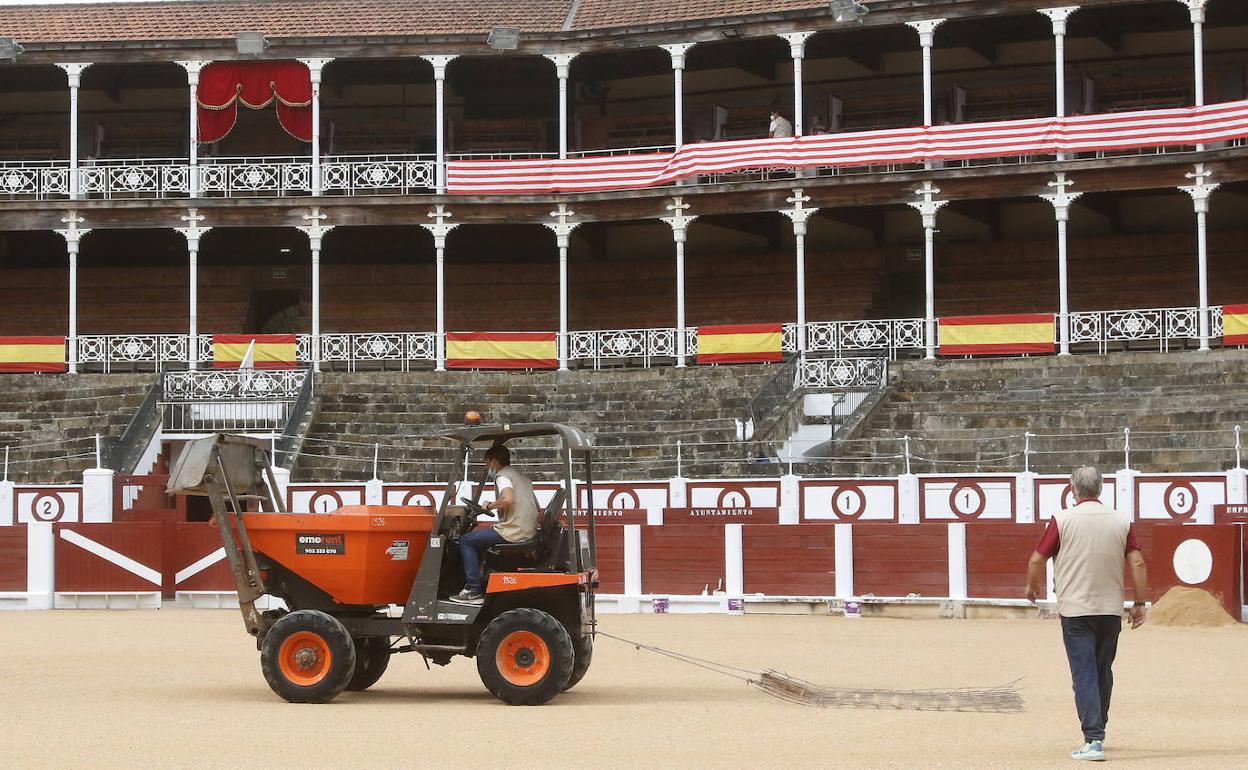 La plaza de toros de El Bibio, durante las labores de preparación para esta feria de Begoña. 