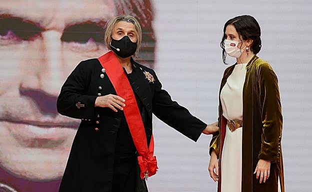 Nacho Cano y Díaz Ayuso durante la ceremonia de entrega de la Cruz de la Orden del Dos de Mayo. 