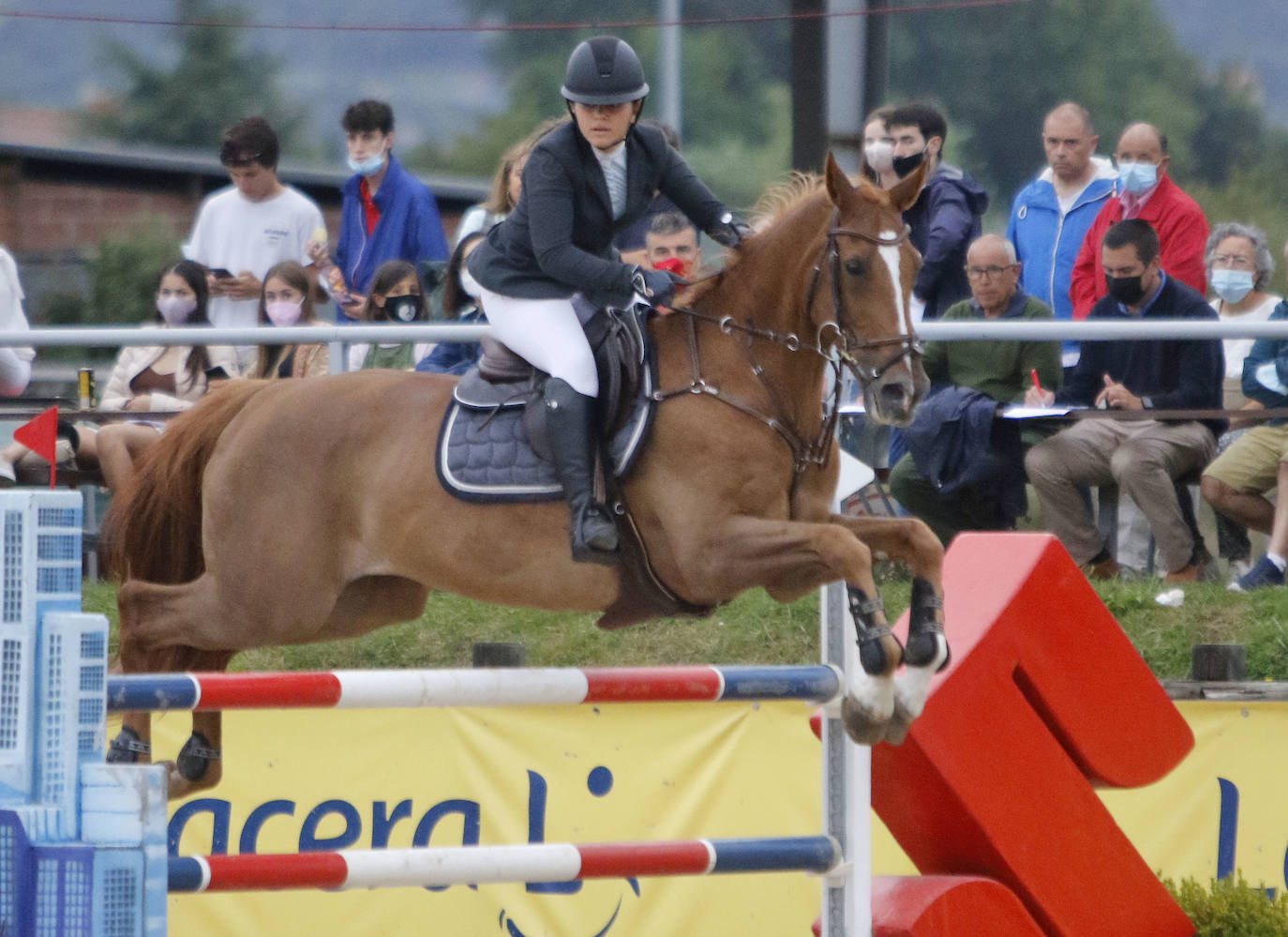 La joven amazona Ibone Ibáñez se impuso en el desempate del Pequeño Gran Premio con 'Ambre Des Veys'