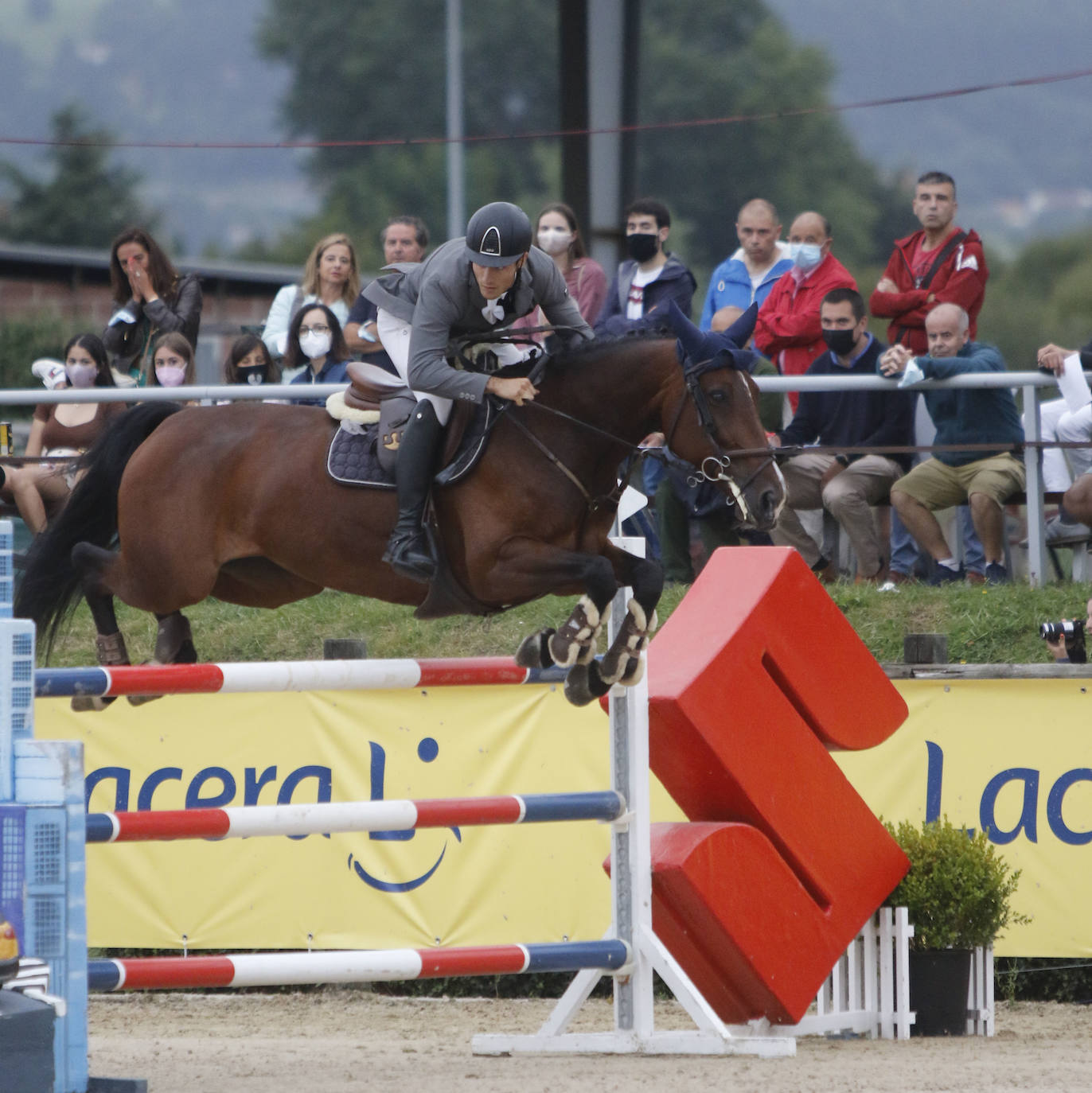 La joven amazona Ibone Ibáñez se impuso en el desempate del Pequeño Gran Premio con 'Ambre Des Veys'