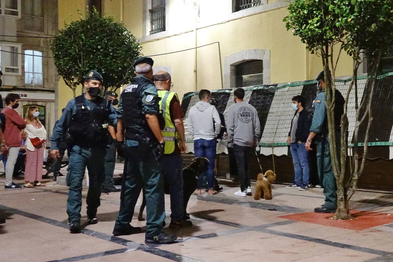 Fotos: Así opera la Guardia Civil contra los botellones en Asturias