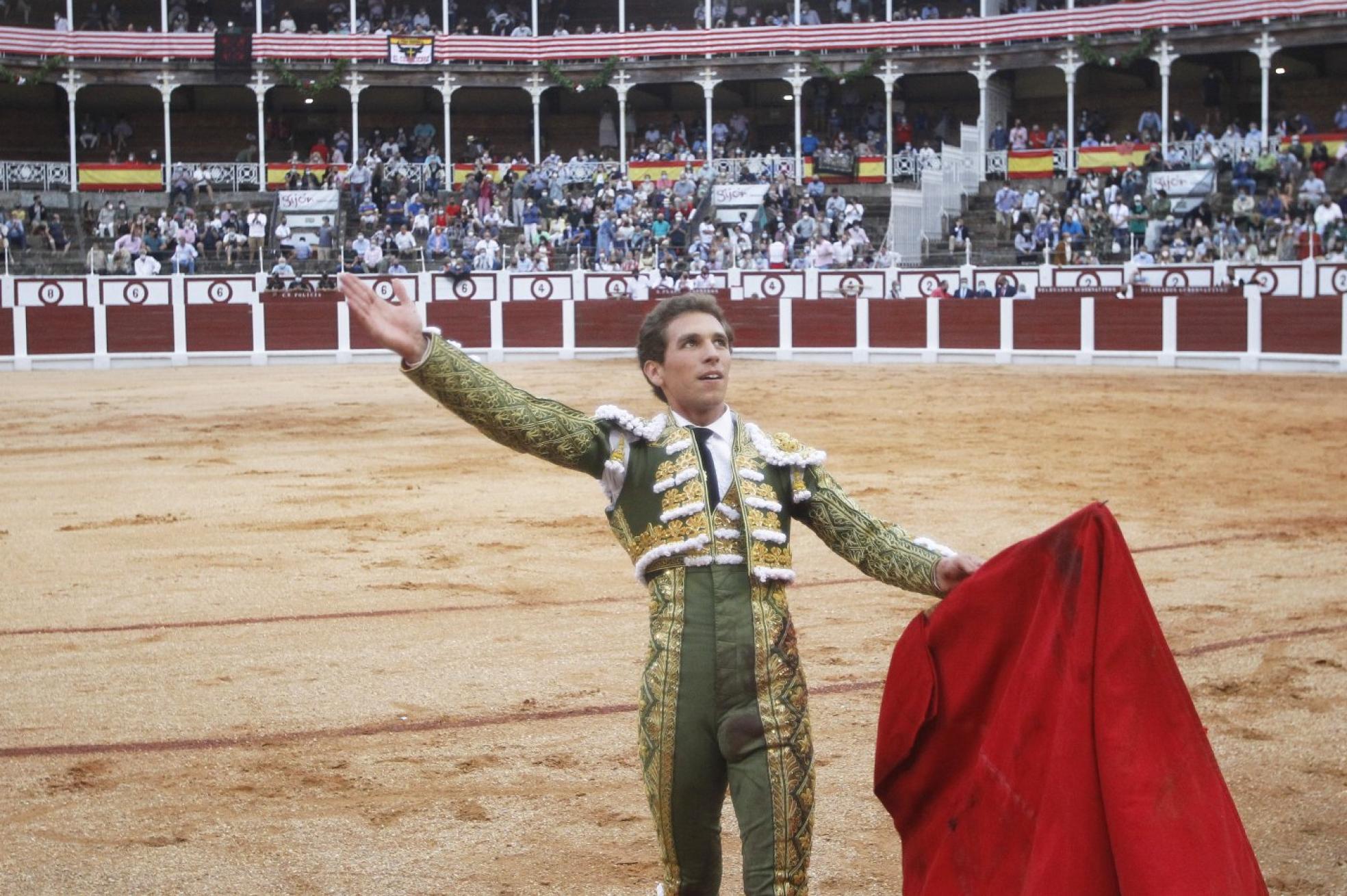Dos orejas. Ginés Marín fue el triunfador de la tarde en la vuelta de los toros a El Bibio. 