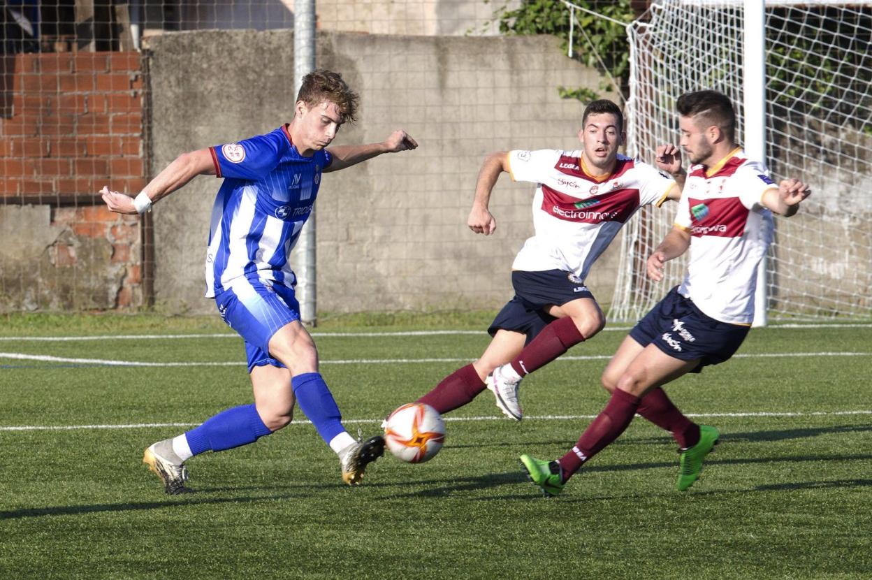 Ander Vidorreta trata de superar a dos jugadores del Gijón Industrial el miércoles.