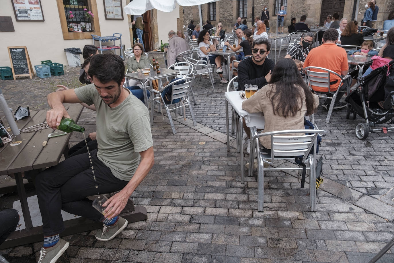 14 de agosto. El centro de Asturias amanece con lluvias débiles, pero eso no impide que decenas de personas, paraguas en mano, hagan cola a las puertas del ferial Luis Adaro de Gijón para disfrutar de un día en la Feria de Muestras. 