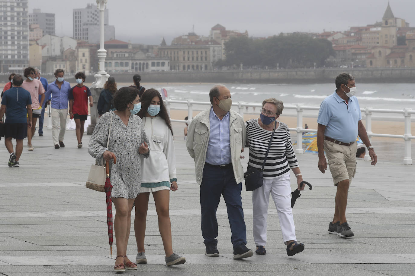 14 de agosto. El centro de Asturias amanece con lluvias débiles, pero eso no impide que decenas de personas, paraguas en mano, hagan cola a las puertas del ferial Luis Adaro de Gijón para disfrutar de un día en la Feria de Muestras. 