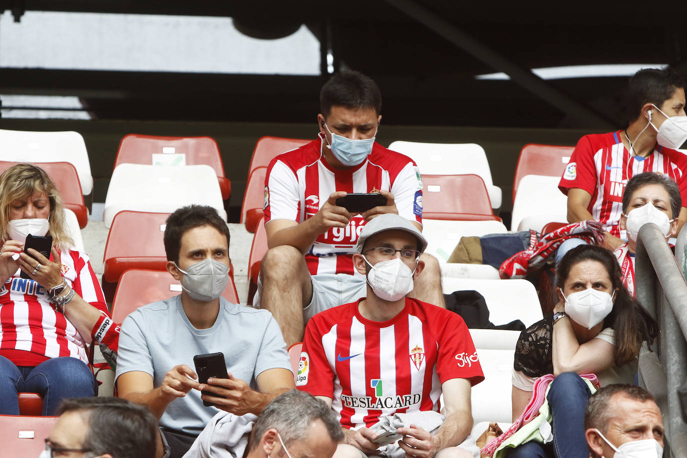 Fotos: Así fue la vuelta de la afición a El Molinón