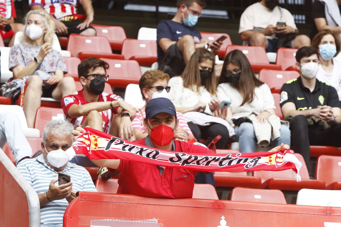 Fotos: Así fue la vuelta de la afición a El Molinón