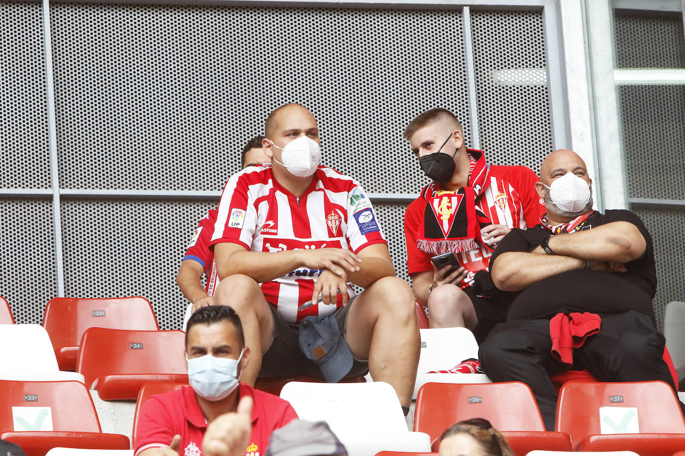 Fotos: Así fue la vuelta de la afición a El Molinón