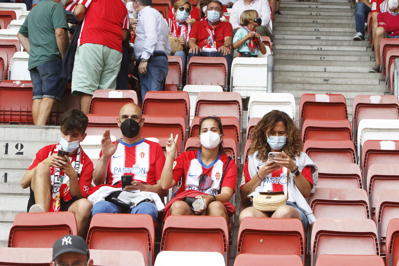 Fotos: Así fue la vuelta de la afición a El Molinón