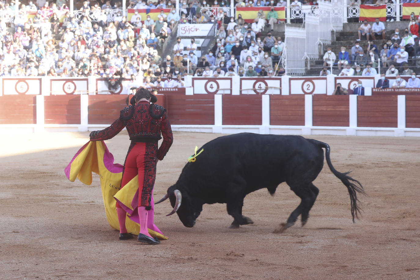 El último día de la feria taurina gijonesa dejó dos orejas para el Juli en un quinto de altura y otras dos para Daniel Luque, una en cada toro