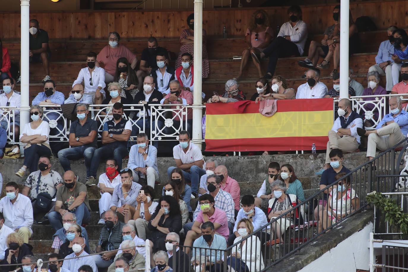 El último día de la feria taurina gijonesa dejó dos orejas para el Juli en un quinto de altura y otras dos para Daniel Luque, una en cada toro