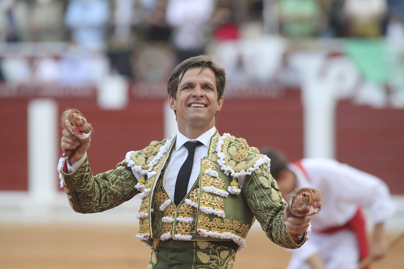 El último día de la feria taurina gijonesa dejó dos orejas para el Juli en un quinto de altura y otras dos para Daniel Luque, una en cada toro