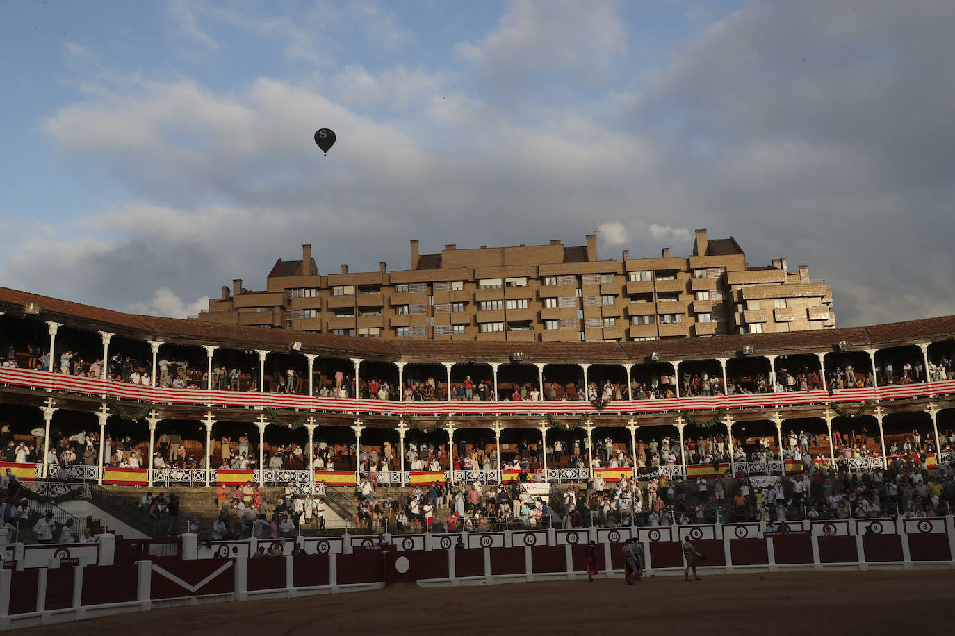 El último día de la feria taurina gijonesa dejó dos orejas para el Juli en un quinto de altura y otras dos para Daniel Luque, una en cada toro