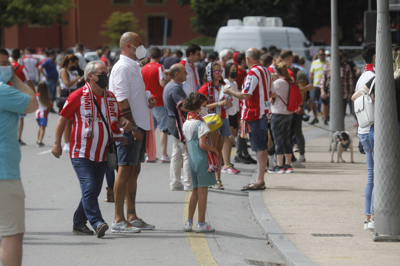 Fotos: Así fue la vuelta de la afición a El Molinón