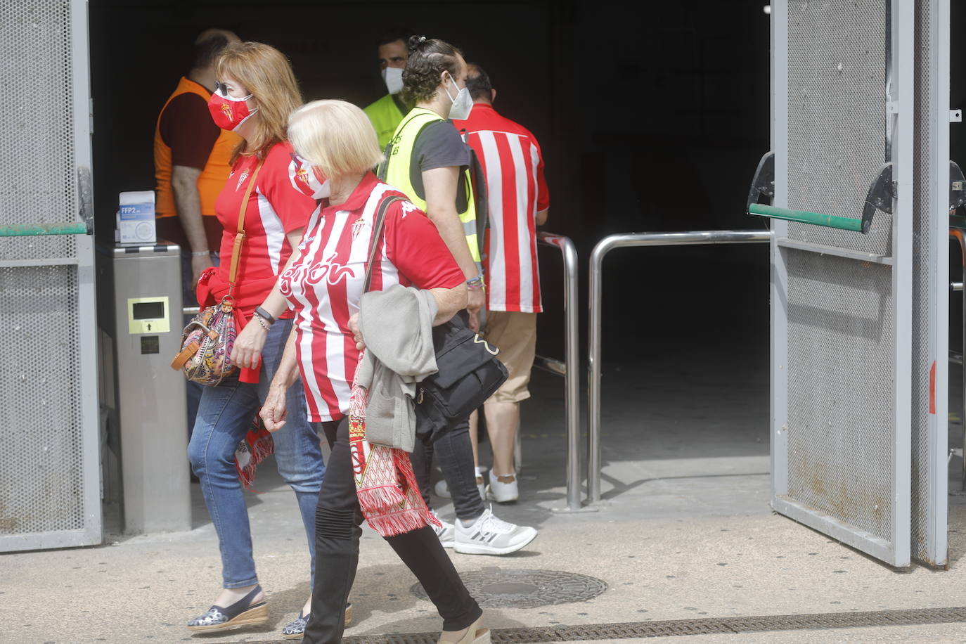 Fotos: Así fue la vuelta de la afición a El Molinón