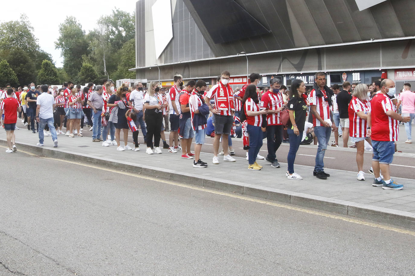 Fotos: Así fue la vuelta de la afición a El Molinón