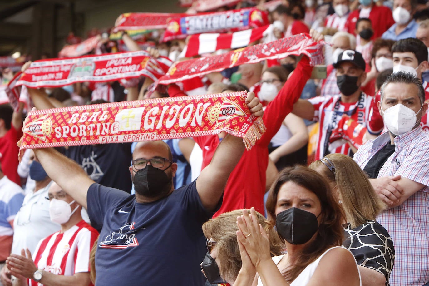 Fotos: Así fue la vuelta de la afición a El Molinón