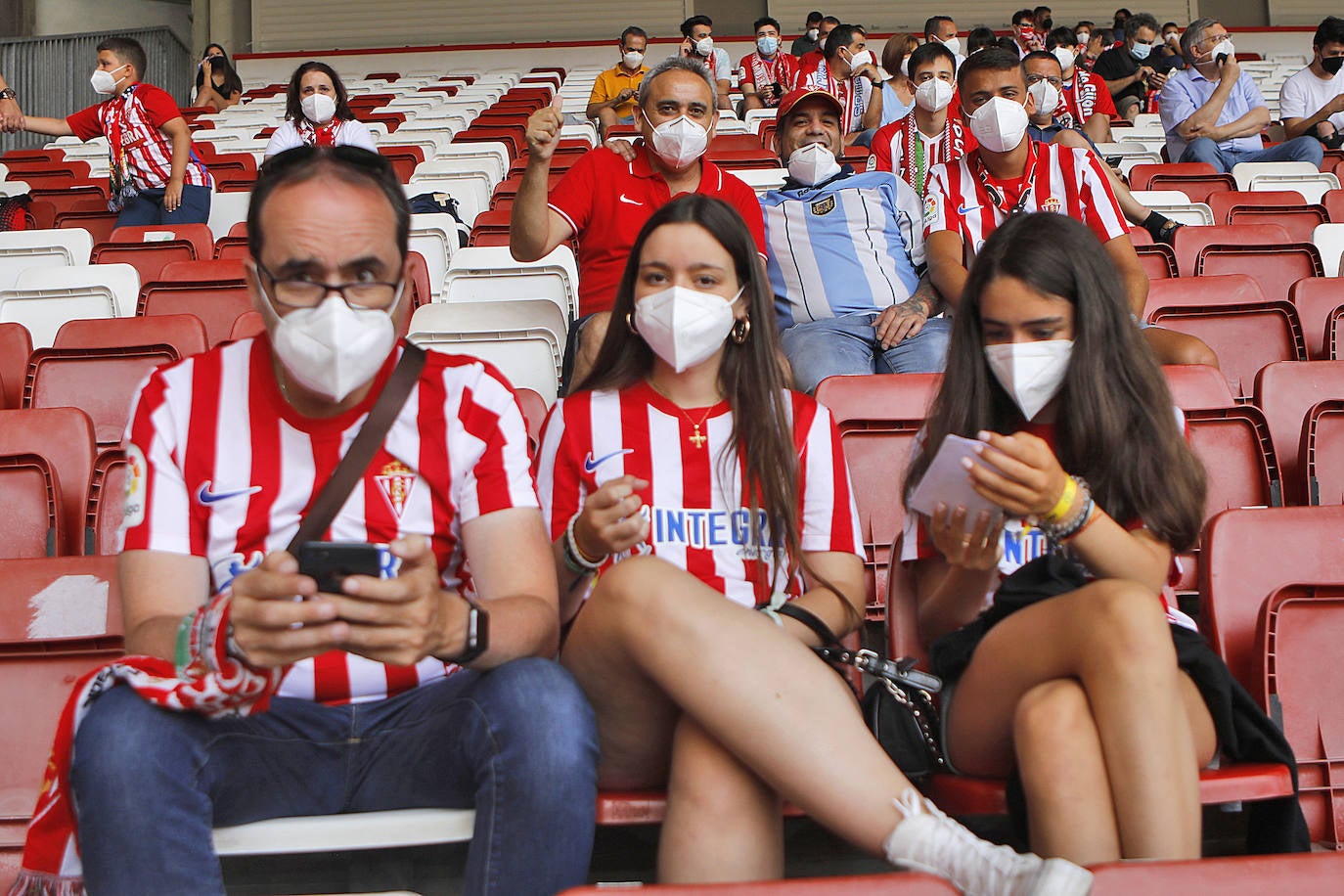 Fotos: Así fue la vuelta de la afición a El Molinón