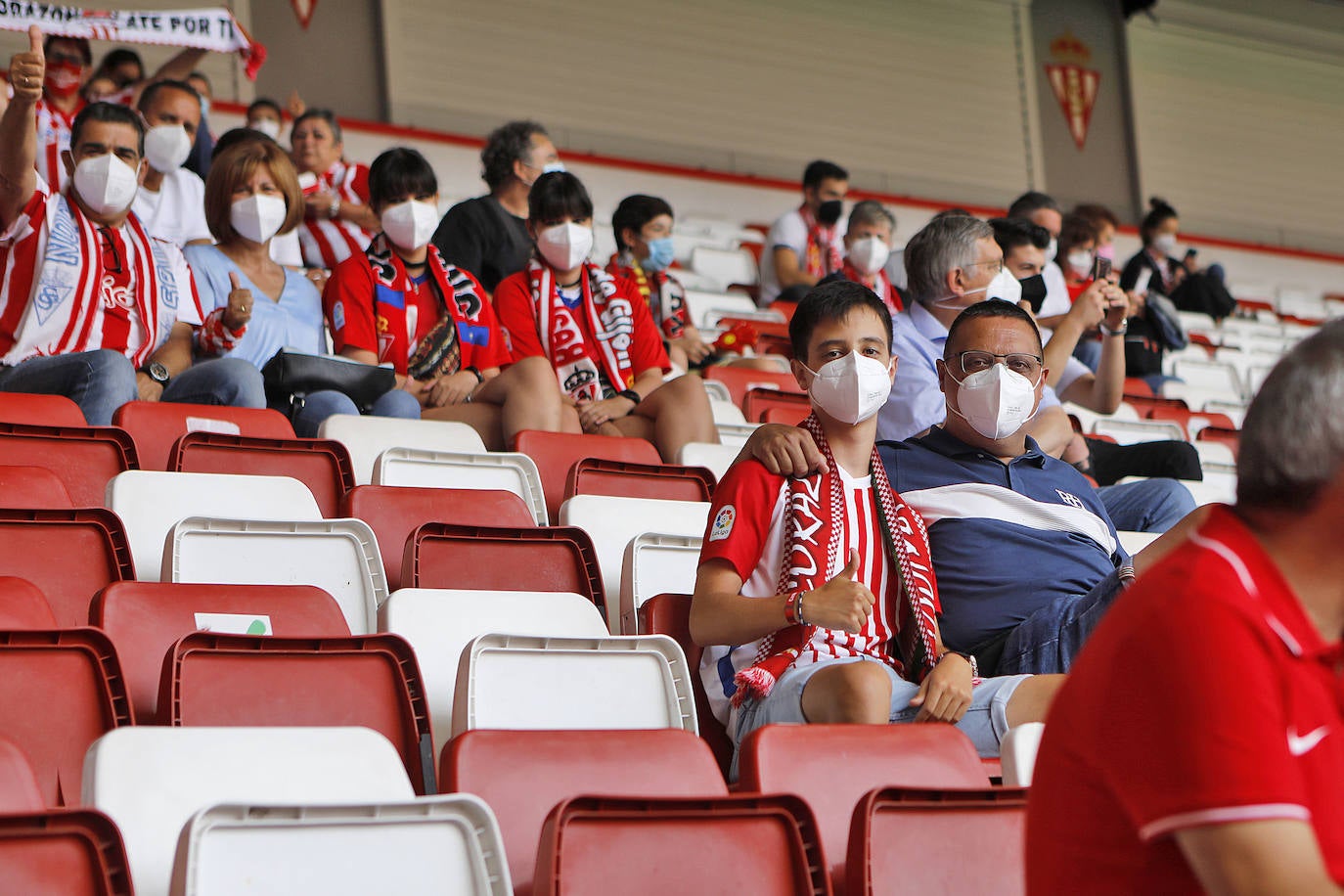 Fotos: Así fue la vuelta de la afición a El Molinón