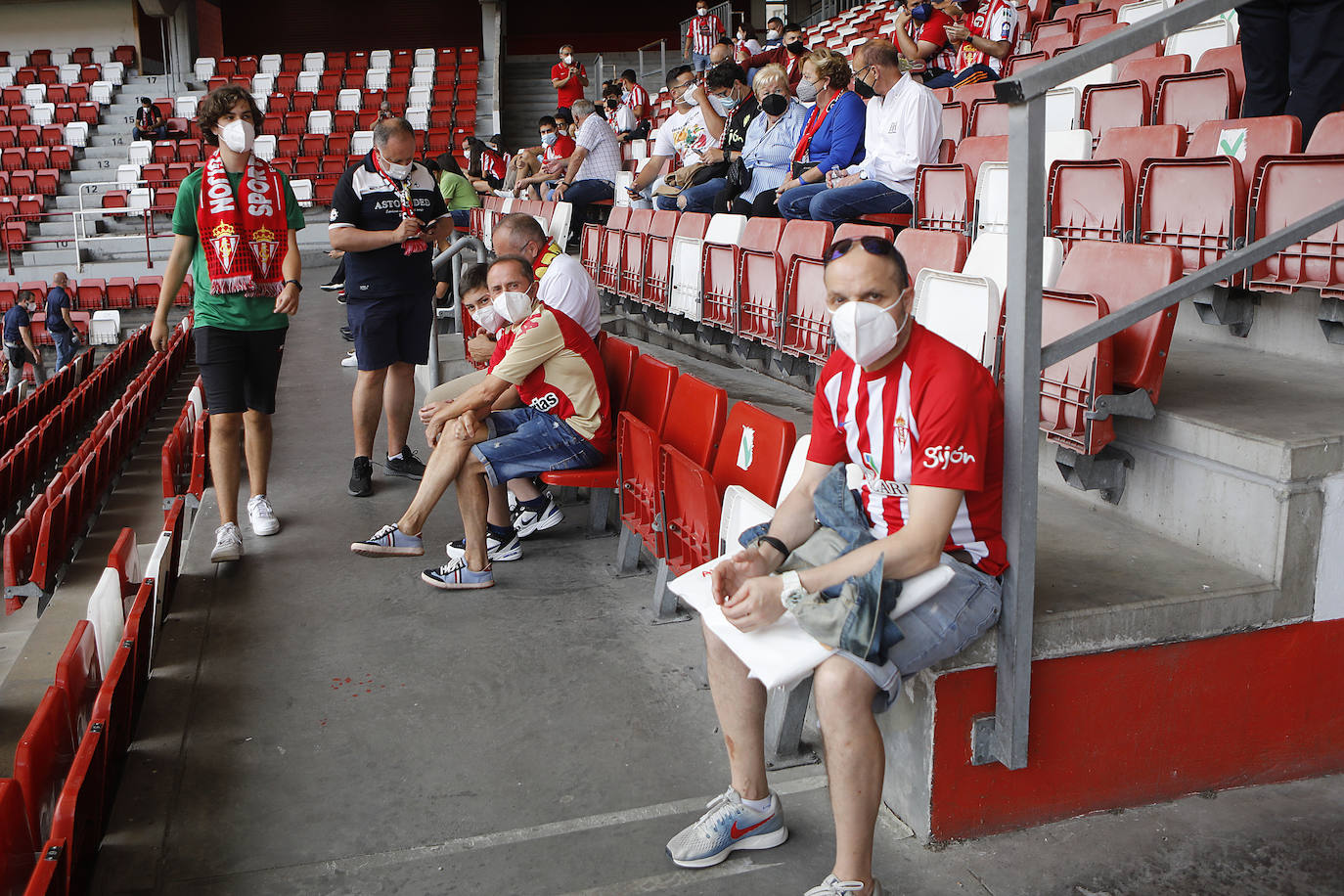 Fotos: Así fue la vuelta de la afición a El Molinón