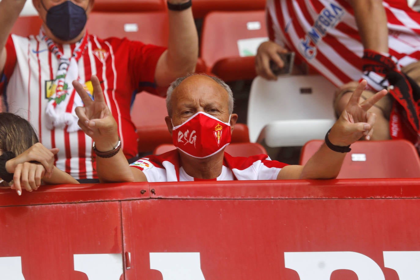 Fotos: Así fue la vuelta de la afición a El Molinón