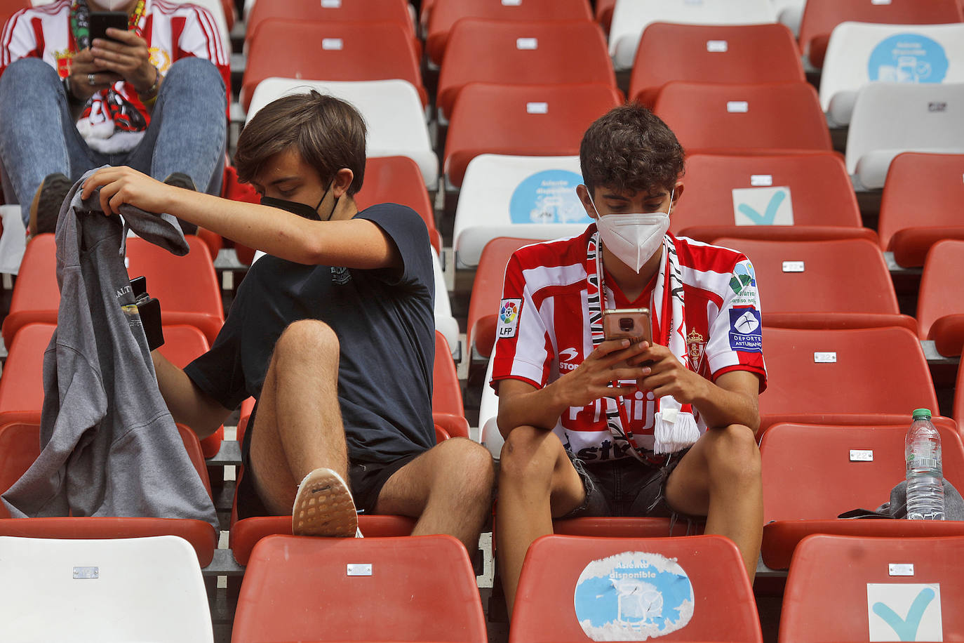 Fotos: Así fue la vuelta de la afición a El Molinón