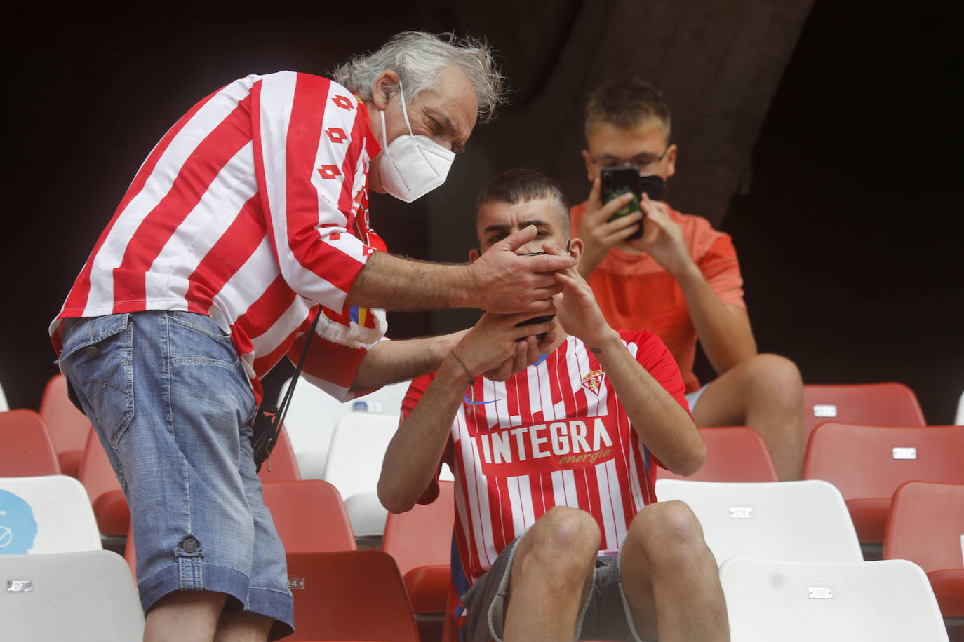 Fotos: Así fue la vuelta de la afición a El Molinón