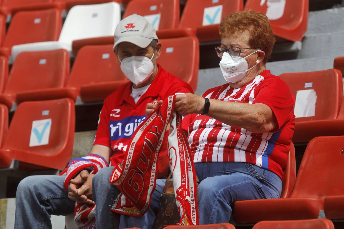 Fotos: Así fue la vuelta de la afición a El Molinón