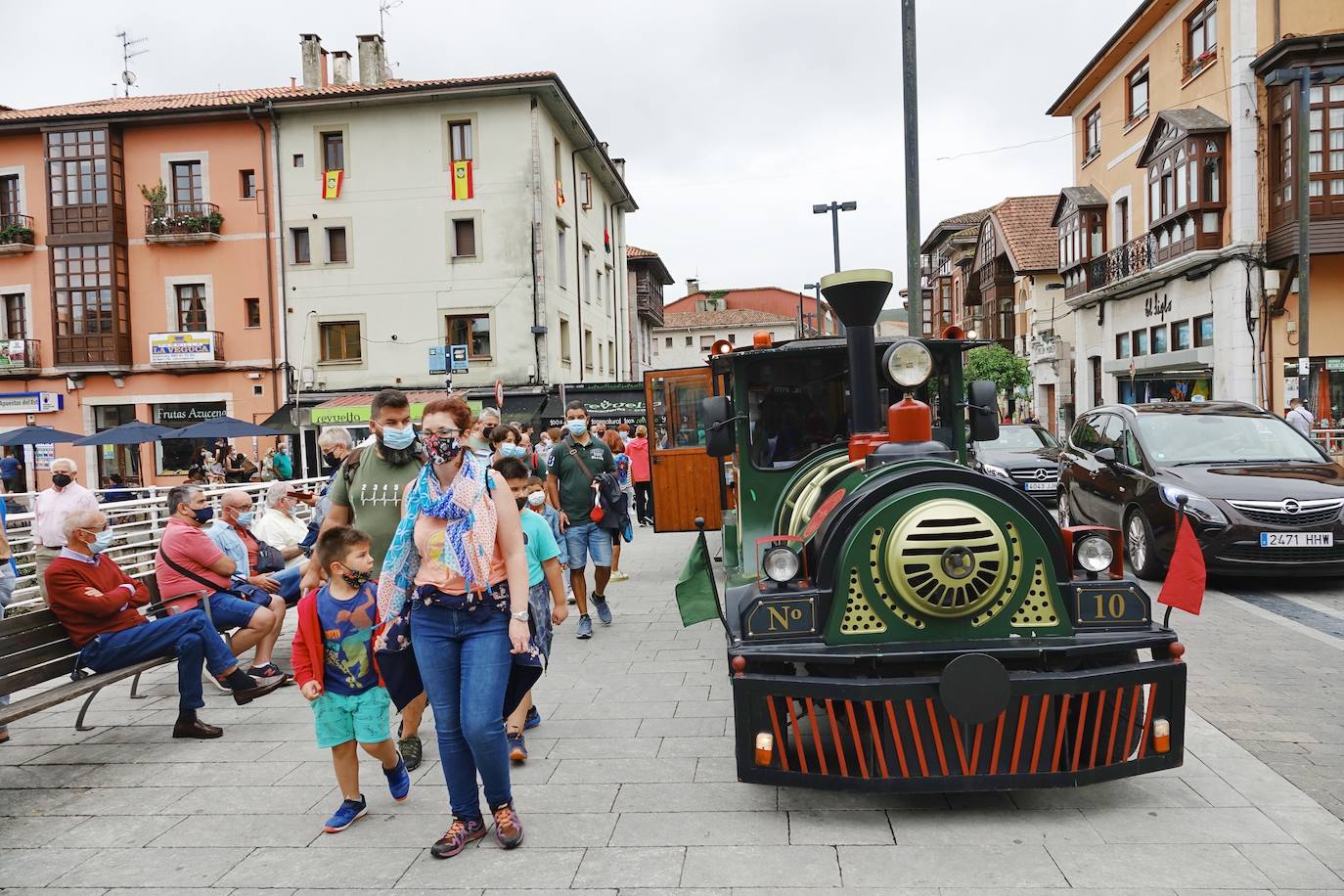 Lleno absoluto en varios puntos de Asturias en un domingo que precede a un lunes festivo. Localidades Llanes o Gijón lucen repletas de turistas. Precisamente la villa de Jovellanos vive una jornada repleta de eventos. La Feria de Muestras, los festejos taurinos o el partido del Sporting son algunas de las actividades de las que disfrutar en el municipio 