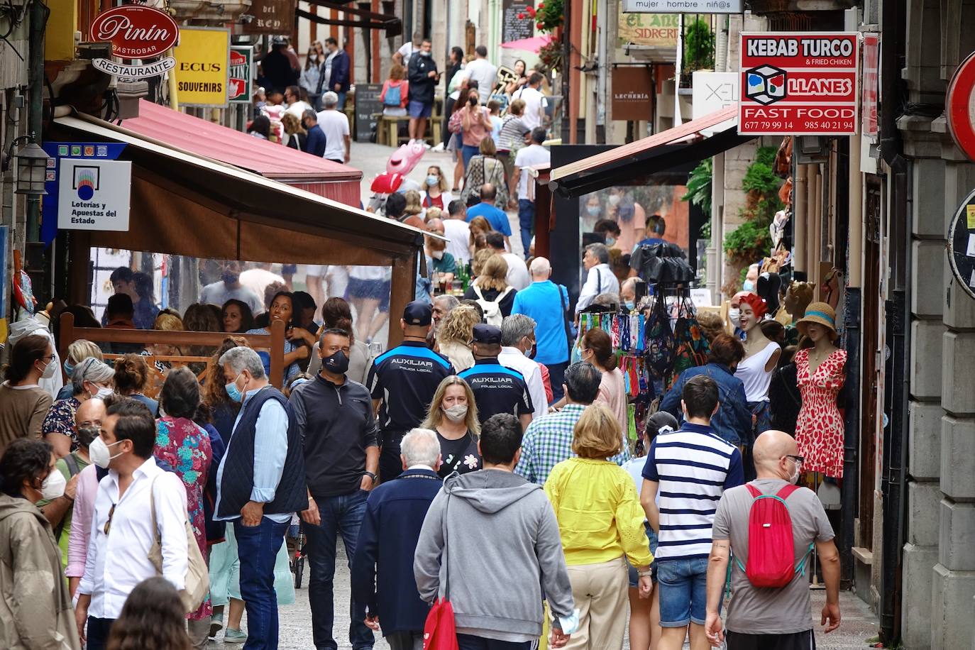 Lleno absoluto en varios puntos de Asturias en un domingo que precede a un lunes festivo. Localidades Llanes o Gijón lucen repletas de turistas. Precisamente la villa de Jovellanos vive una jornada repleta de eventos. La Feria de Muestras, los festejos taurinos o el partido del Sporting son algunas de las actividades de las que disfrutar en el municipio 