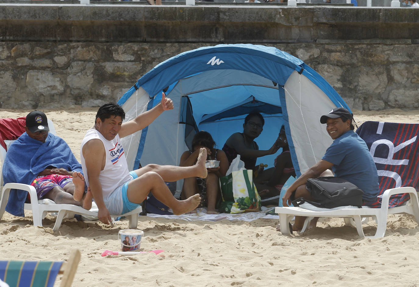 Lleno absoluto en varios puntos de Asturias en un domingo que precede a un lunes festivo. Localidades Llanes o Gijón lucen repletas de turistas. Precisamente la villa de Jovellanos vive una jornada repleta de eventos. La Feria de Muestras, los festejos taurinos o el partido del Sporting son algunas de las actividades de las que disfrutar en el municipio 