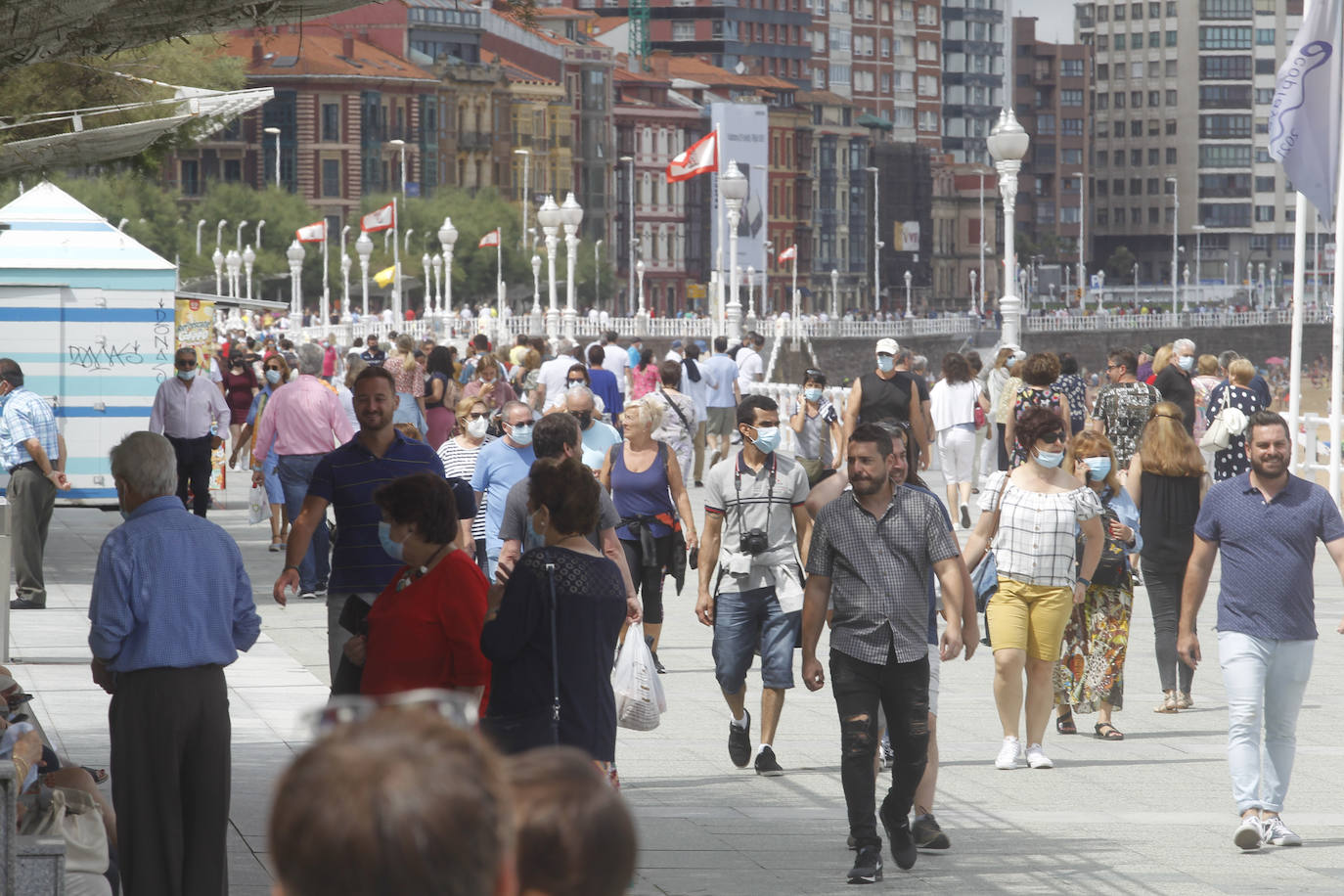 Lleno absoluto en varios puntos de Asturias en un domingo que precede a un lunes festivo. Localidades Llanes o Gijón lucen repletas de turistas. Precisamente la villa de Jovellanos vive una jornada repleta de eventos. La Feria de Muestras, los festejos taurinos o el partido del Sporting son algunas de las actividades de las que disfrutar en el municipio 