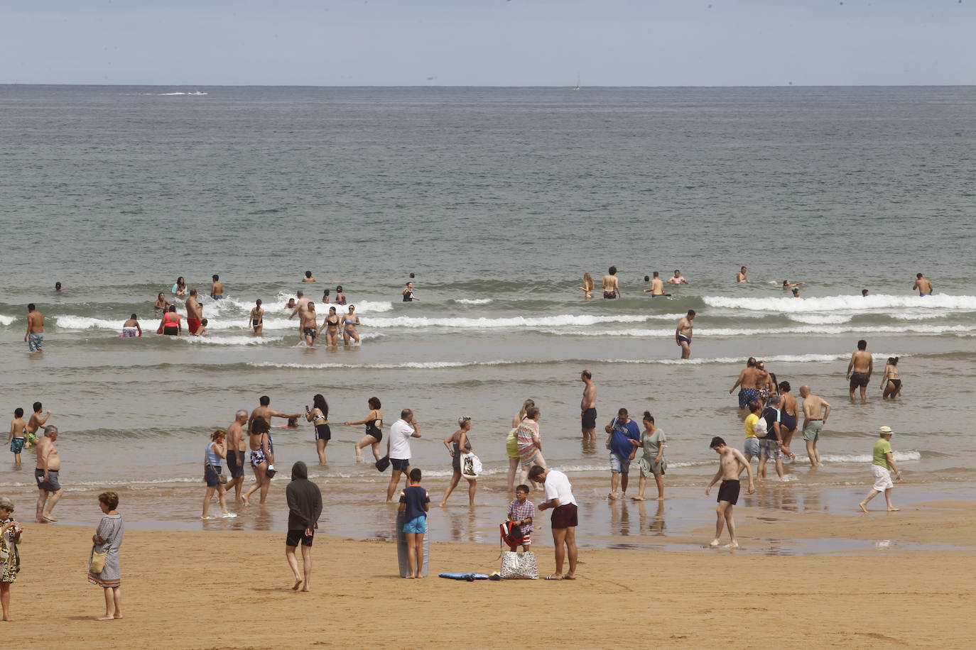 Lleno absoluto en varios puntos de Asturias en un domingo que precede a un lunes festivo. Localidades Llanes o Gijón lucen repletas de turistas. Precisamente la villa de Jovellanos vive una jornada repleta de eventos. La Feria de Muestras, los festejos taurinos o el partido del Sporting son algunas de las actividades de las que disfrutar en el municipio 