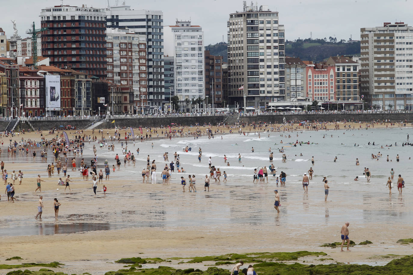 Lleno absoluto en varios puntos de Asturias en un domingo que precede a un lunes festivo. Localidades Llanes o Gijón lucen repletas de turistas. Precisamente la villa de Jovellanos vive una jornada repleta de eventos. La Feria de Muestras, los festejos taurinos o el partido del Sporting son algunas de las actividades de las que disfrutar en el municipio 