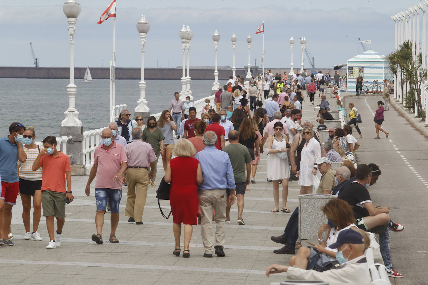 Lleno absoluto en varios puntos de Asturias en un domingo que precede a un lunes festivo. Localidades Llanes o Gijón lucen repletas de turistas. Precisamente la villa de Jovellanos vive una jornada repleta de eventos. La Feria de Muestras, los festejos taurinos o el partido del Sporting son algunas de las actividades de las que disfrutar en el municipio 