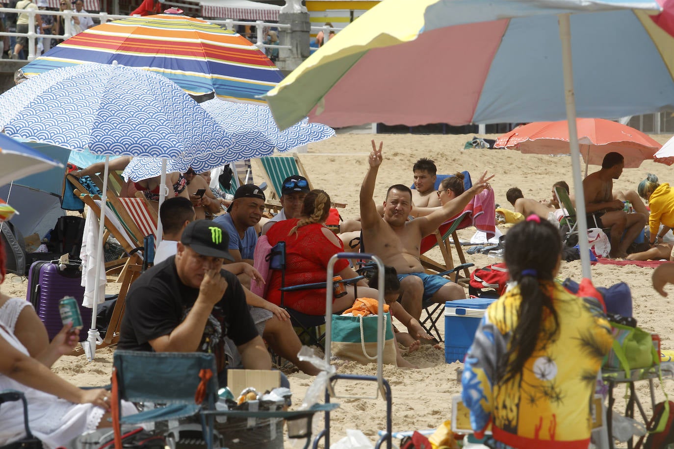Lleno absoluto en varios puntos de Asturias en un domingo que precede a un lunes festivo. Localidades Llanes o Gijón lucen repletas de turistas. Precisamente la villa de Jovellanos vive una jornada repleta de eventos. La Feria de Muestras, los festejos taurinos o el partido del Sporting son algunas de las actividades de las que disfrutar en el municipio 